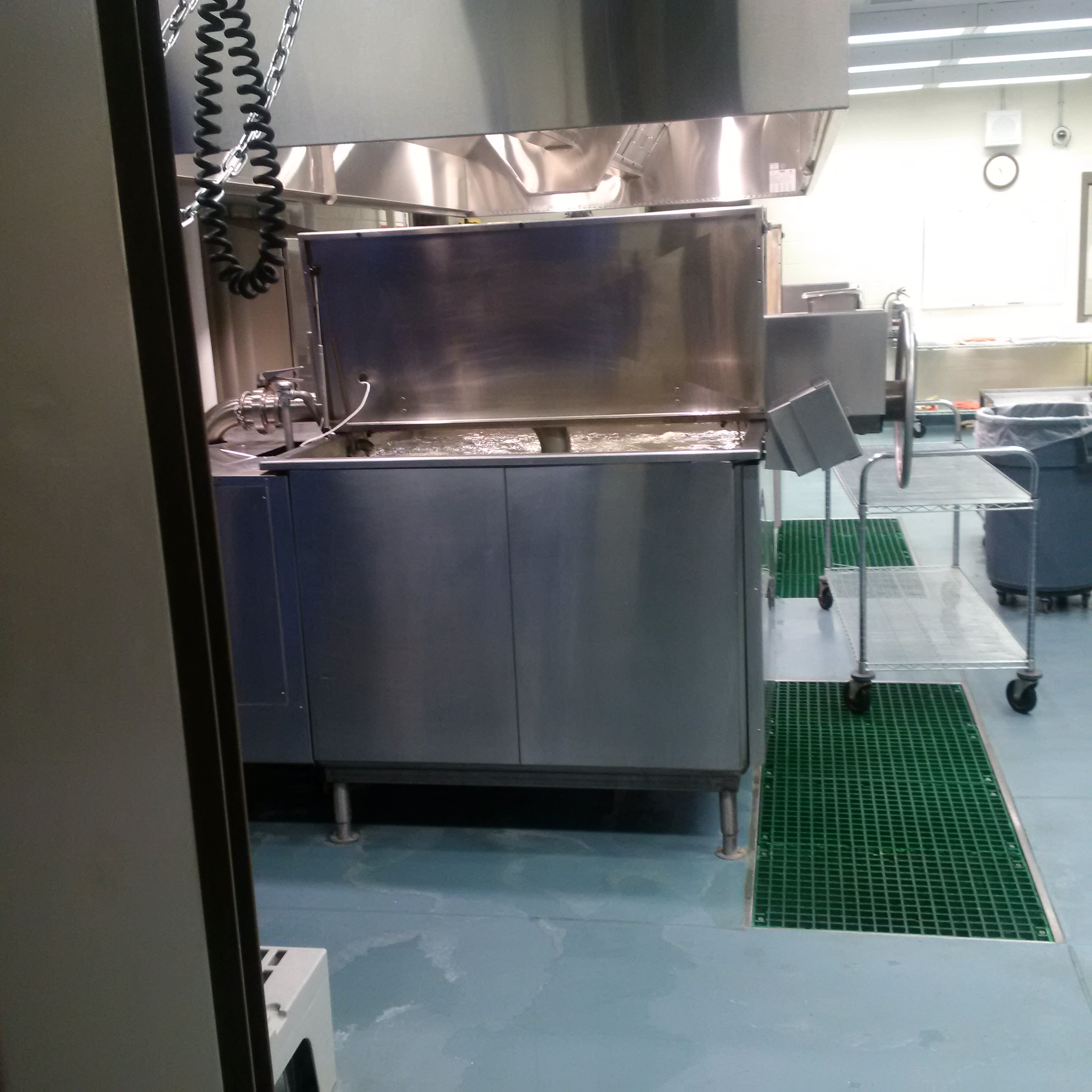 Photos of machinery used to prepare 'cook-chill' meals at Mission Institution