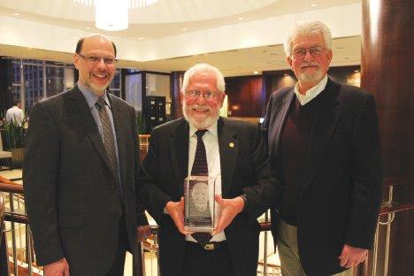 Photo du récipiendaire de 2015 (John W. Conroy) du Prix Ed McIsaac pour la promotion des droits de la personne dans le système correctionnel. De gauche à droite : M. Howard Sapers , M. John W. Conroy (centre), et M. Ed McIsaac