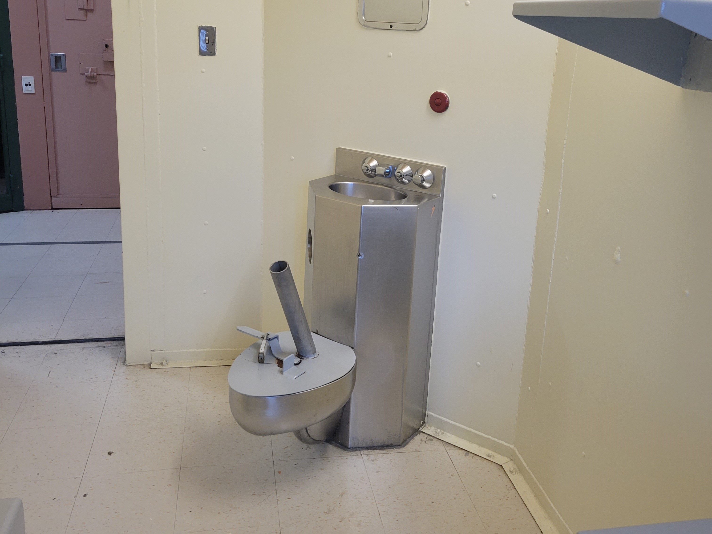 Au centre : Photo d’une toilette de cellule nue à l’Établissement de La Macaza, modifiée pour empêcher le détenu d’y déféquer.