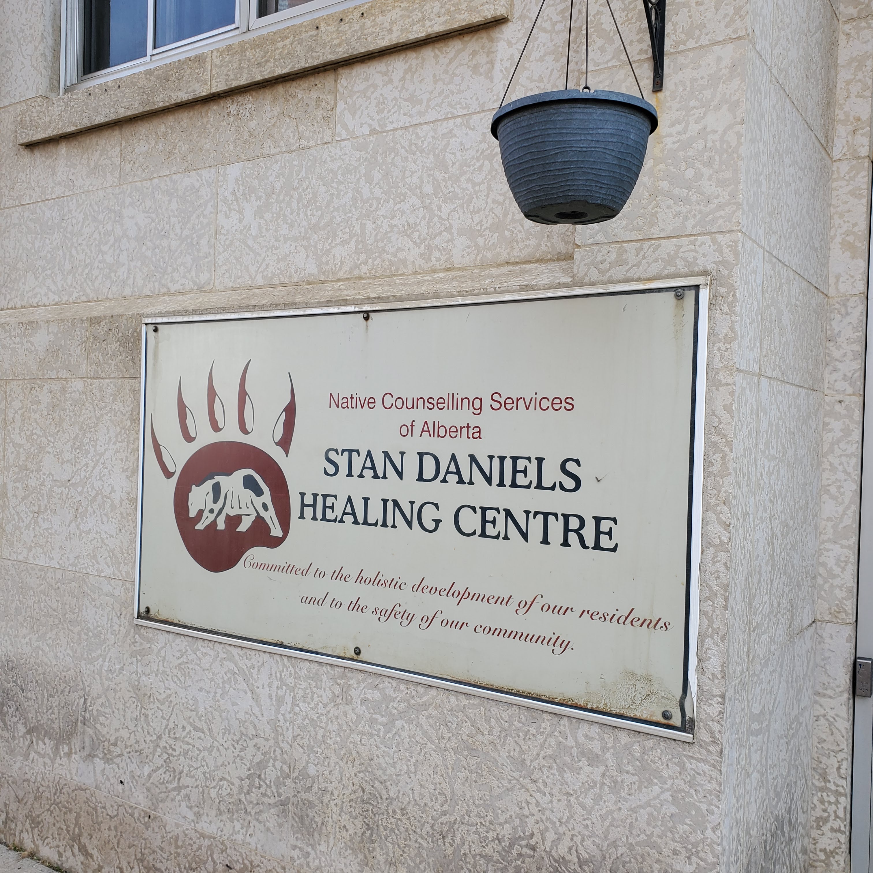 Photo d’une plaque pour le Centre de guérison Stan Daniels (un pavillon de ressourcement administré par le Native Counselling Service of Alberta).