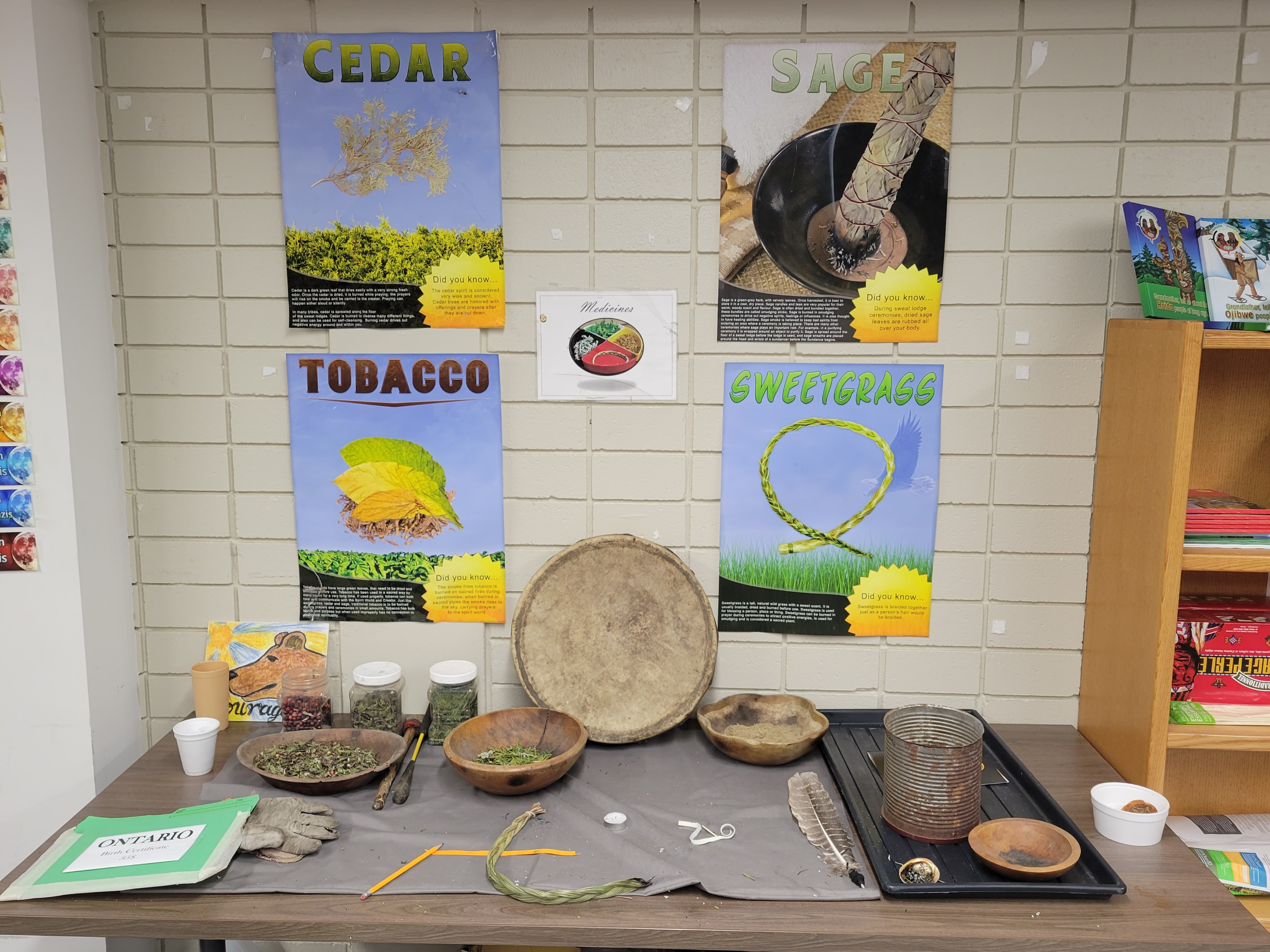 Photo d’une table contenant des médicaments et des objets cérémoniels utilisés par les Aînés à l’Établissement de Stony Mountain.
