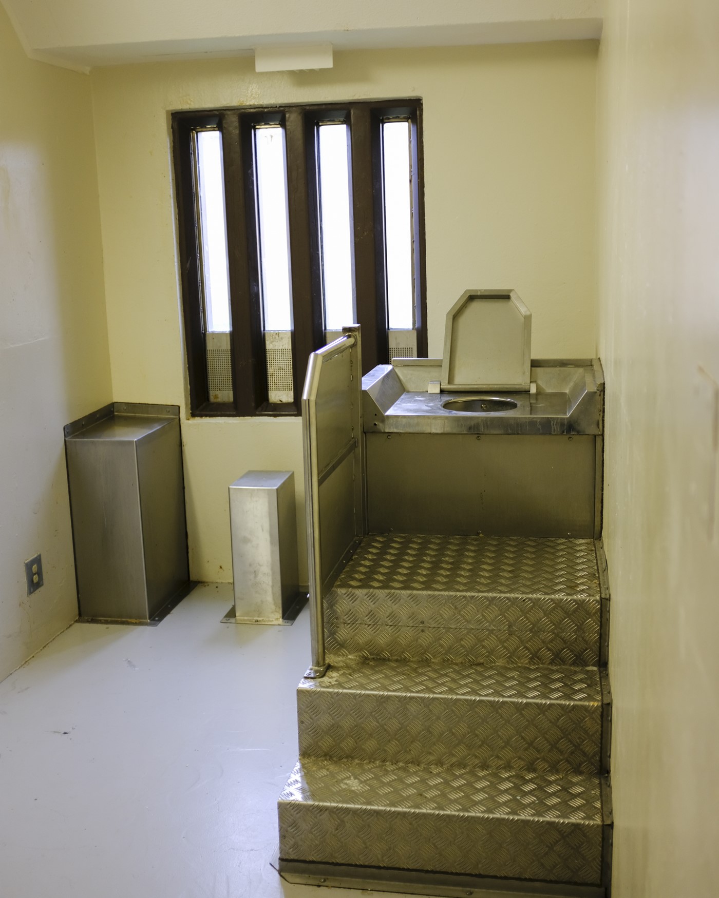 Photos de toilettes de cellule nue dans quatre établissements : Donnacona, Edmonton, Grande Cache et Stony Mountain.