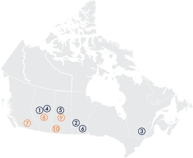 Carte du Canada avec des étiquettes correspondant aux dix sites énumérés au tableau 1 : nom, emplacement et désignation de chacun des dix pavillons de ressourcement.