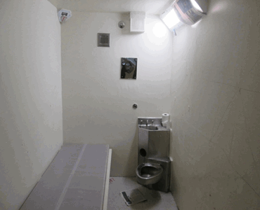 Cellule d’observation destinée aux détenus présentant un risque de suicide, située dans un pénitencier à sécurité medium.