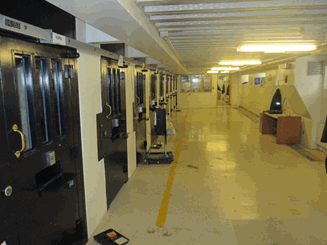 Une rangée d’isolement préventif dans un pénitencier à sécurité medium.
