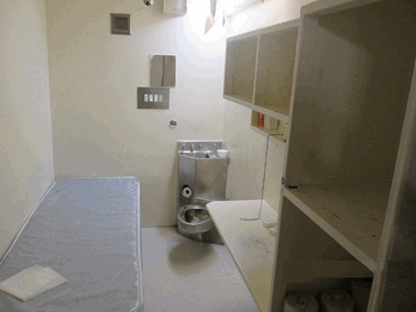 Une cellule d’isolement préventif dans un pénitencier à sécurité medium.