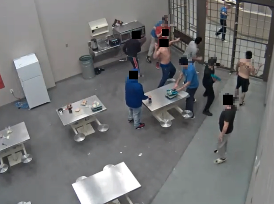 Photos de vidéosurveillance montrant des détenus jetant de la nourriture à l'endroit de détenus bénéficiant d'une protection à l'Établissement d'Edmonton