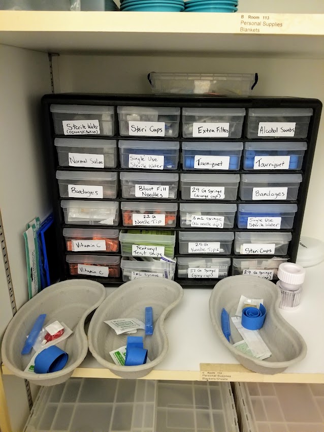 Photo du matériel utilisé pour des injections sécuritaires dans un bac en carton à l’Établissement de Drumheller.