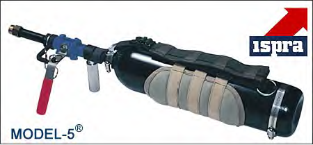Photo d'un Protectojet ISPRA modèle 5, une bombe à haute intensité qui pulvérise du gaz poivré liquide jusqu'à 45 mètres