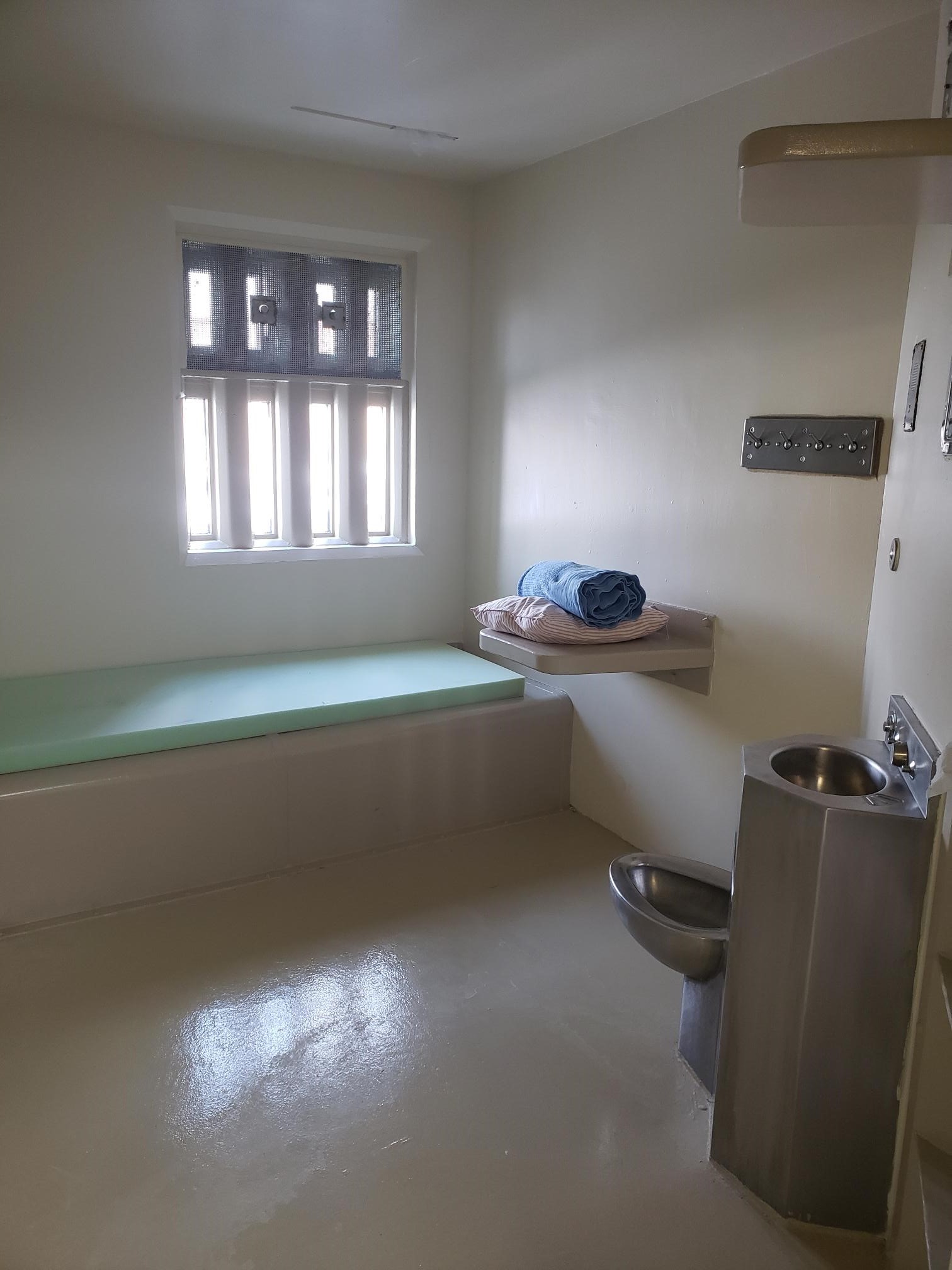 Photo d'une cellule d’isolement médical au Centre régional de réception.