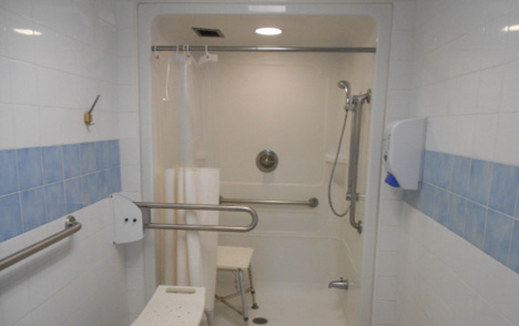 Photo d'une douche accessible au Centre fédéral de formation