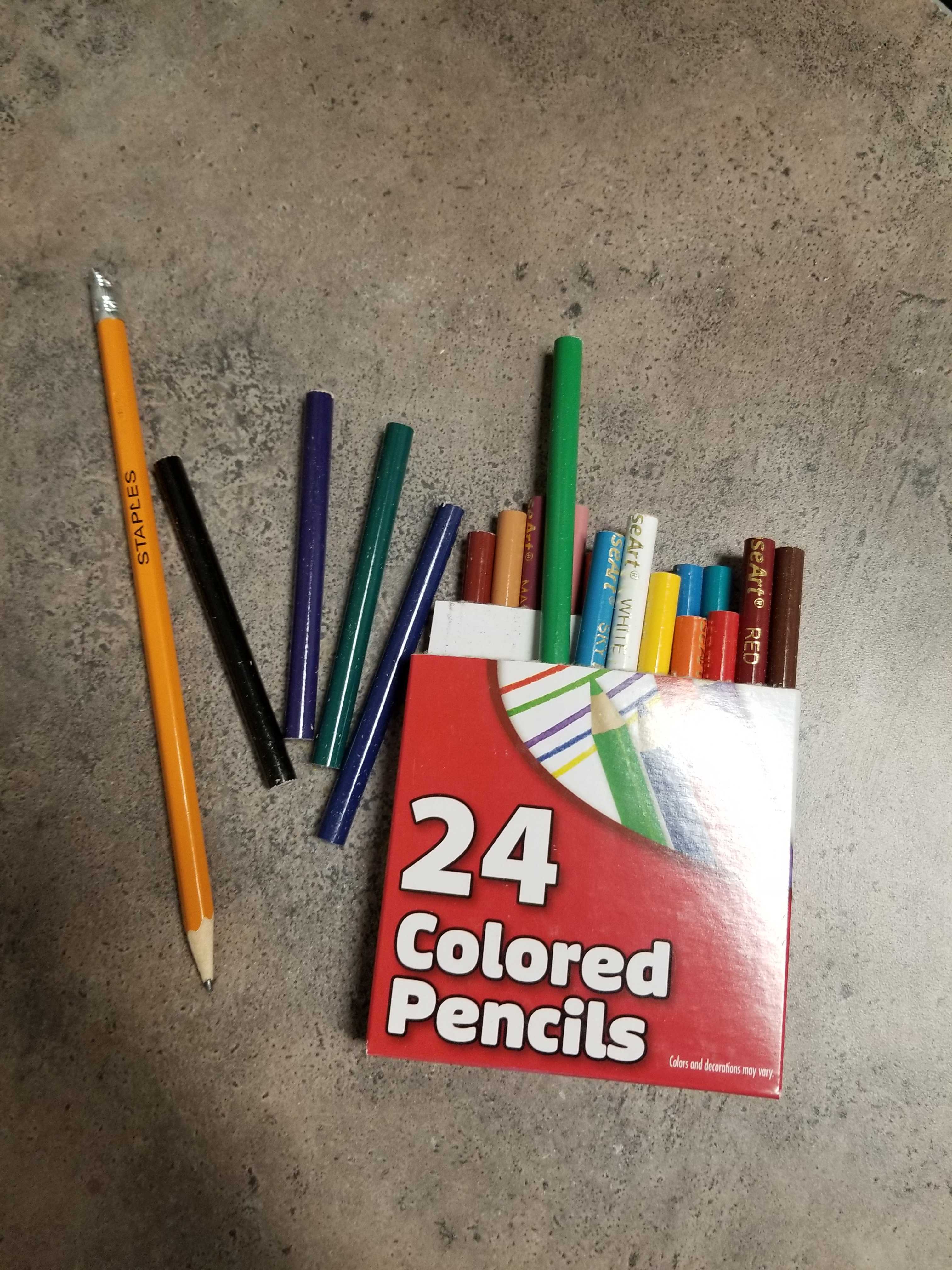 Photo de crayons de couleur coupés en deux par mesure de sécurité à l’Établissement d’Edmonton