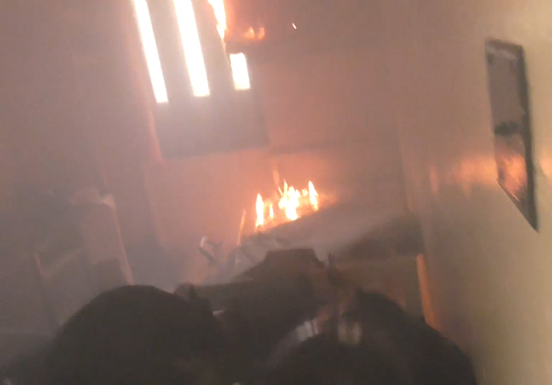 Une série de photos montrant un incendie causé par une grenade de suppression qu’on a fait détoner dans une cellule, ce qui a entraîné l’évacuation de celle-ci