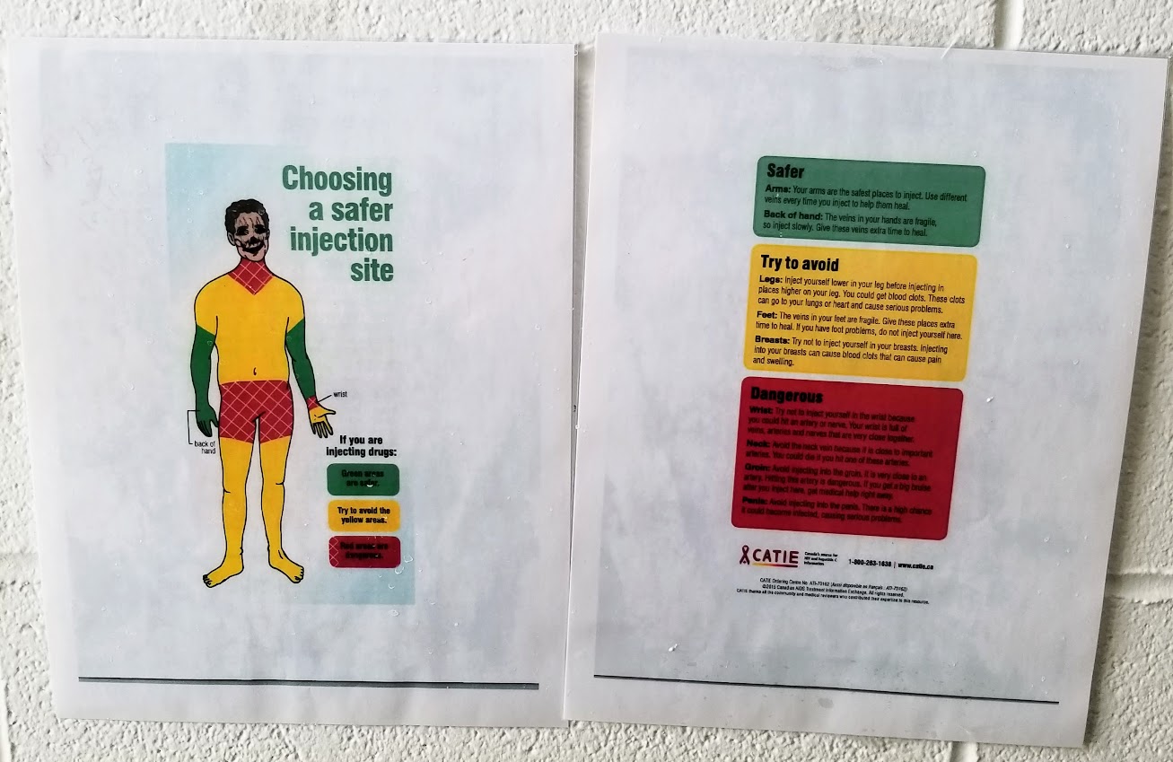 Photo d’une affiche d’information sur les sites d’injection sécuritaires à l’Établissement de Drumheller.