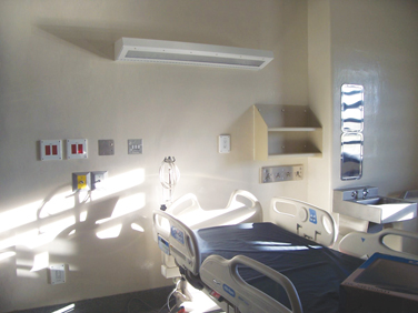 Photo d’une salle de soins dotée d’un lit médical.