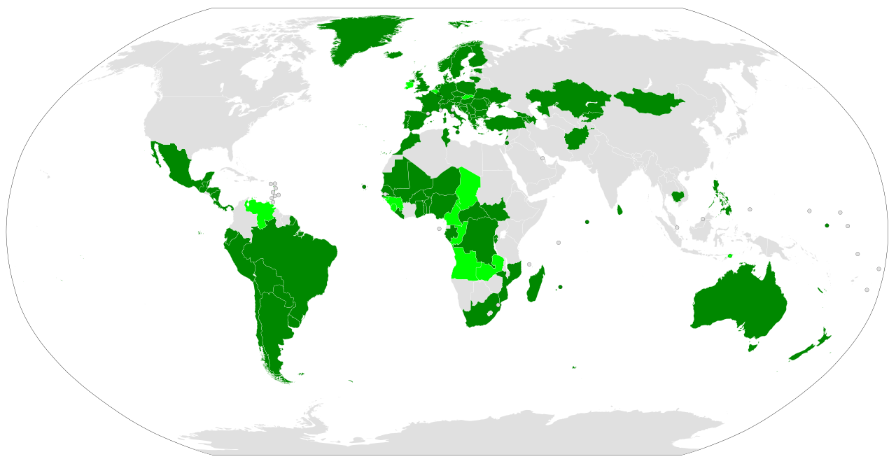 Une carte du monde montrant les pays qui ont ratifié l’OPCAT en vert foncé, signé mais non ratifié en vert clair et les non-membres en gris. Dernière mise à jour, le 24 octobre, 2019. Récupéré le 26 juillet, 2021.