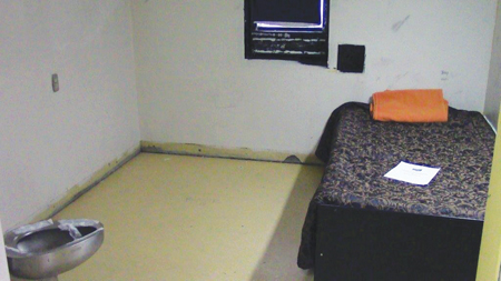 Photo d’une cellule d’isolement d’un établissement régional pour femmes.