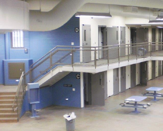 Photo d'une rangée de cellules de la population générale dans un pénitencier fédéral.