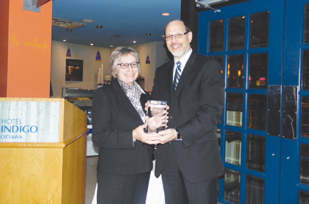 Photo of Ms. Elizabeth White, the 2016 recipient of the Ed McIsaac Human Rights in Corrections Award with Mr. Howard Sapers, former Correctional Investigator of Canada. Left to Right: Ms. Elizabeth White and Mr. Howard Sapers, former Correctional Investigator of Canada (December 6, 2016). 
