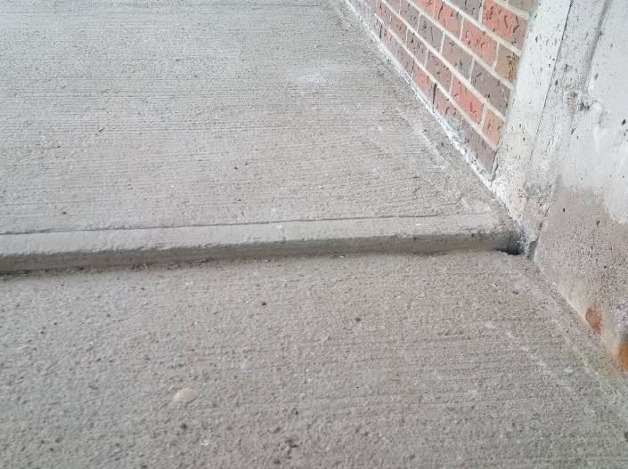 A picture of an exterior walkway at a federal institution that has a lip.