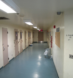 Photo d'un couloir de cellules d'isolement