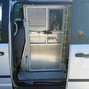 Photo de la porte métallique d’une fourgonnette de transport des détenus.