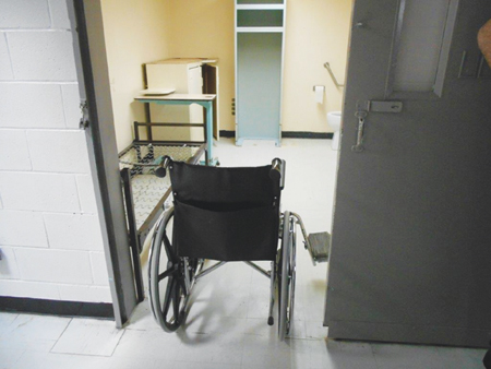 Photo d'une cellule accessible aux personnes en fauteuil roulant