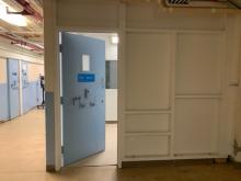 Dry cell - Entrance - Cellule nue - Entrée