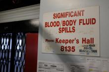 Sign regarding fluid spills - Pancarte concernant les fluides renversés