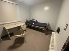 Hospital bed in wheelchair accessible room - Lit d'hôpital dans une salle aménagé pour les fauteuils roulants