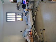 Medical bed (occupied) - Lit médical (occupé)