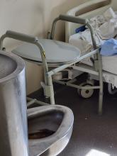 Portable raised toilet seat and medical bed - Lunette de toilette portable et surélevé et lit médical