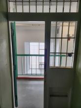 Looking out from a cell - Regarder depuis une cellule