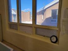 Window padded with menstrual pads - Fenêtre couvert avec les serviettes hygiéniques