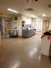 Servery area in structured interventions unit (SIU) - Passe-plat de l'unité d'intervention structurée (UIS)
