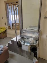 Dry cell toilet - Toilette d'une cellule nue