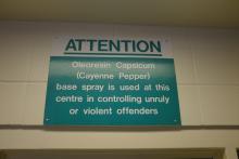 Sign regarding Oleoresin Capsicum spray - Pancarte concernant l'aérosol à base d’oléorésine capsicum