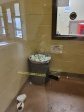 Medical refuse container - Poubelle médical