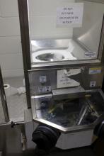 Dry cell toilet - Toilette d'une cellule nue