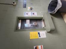 Medication window in maximum security unit - Fenêtre pour les médicaments dans l'unité à sécurité maximale
